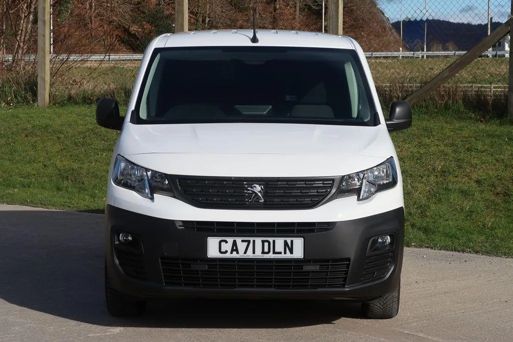 2021 Peugeot Partner Professional Premium photo 2