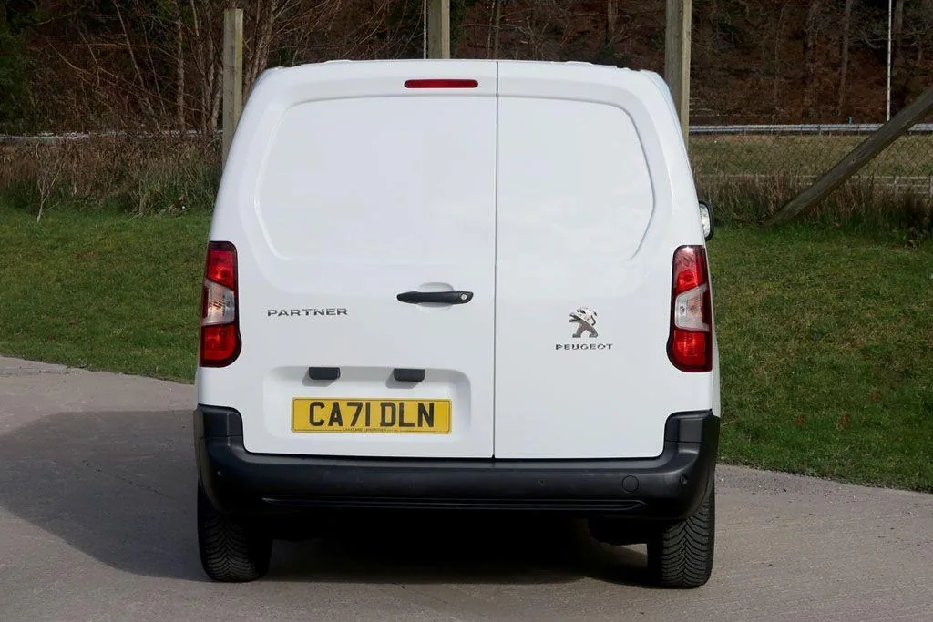 2021 Peugeot Partner Professional Premium photo 6