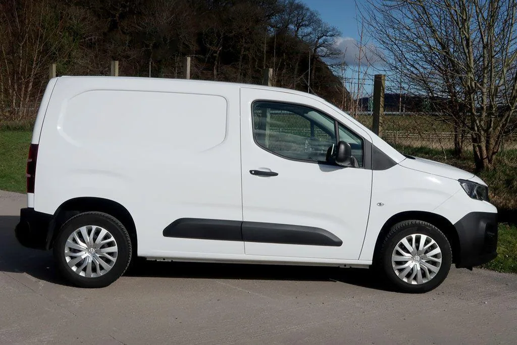 2021 Peugeot Partner Professional Premium photo 8