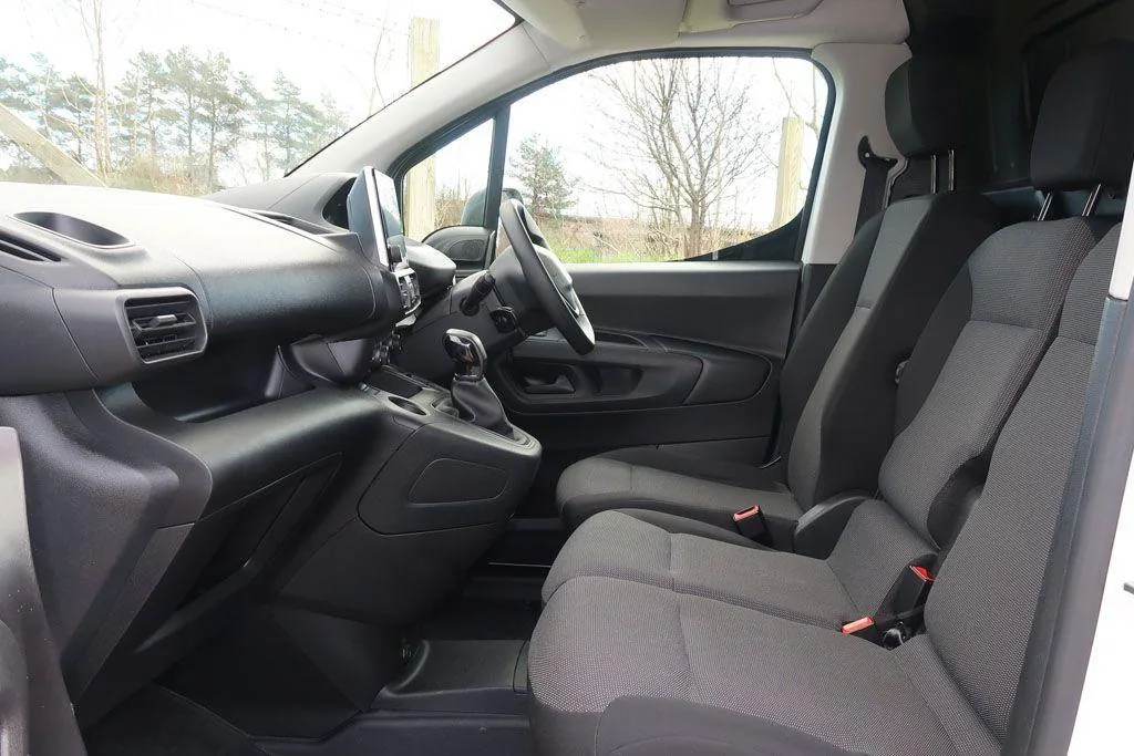 2021 Peugeot Partner Professional Premium photo 10