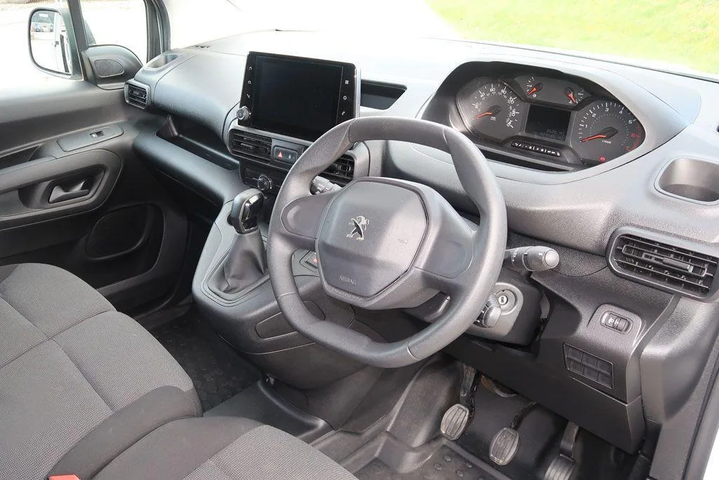 2021 Peugeot Partner Professional Premium photo 17